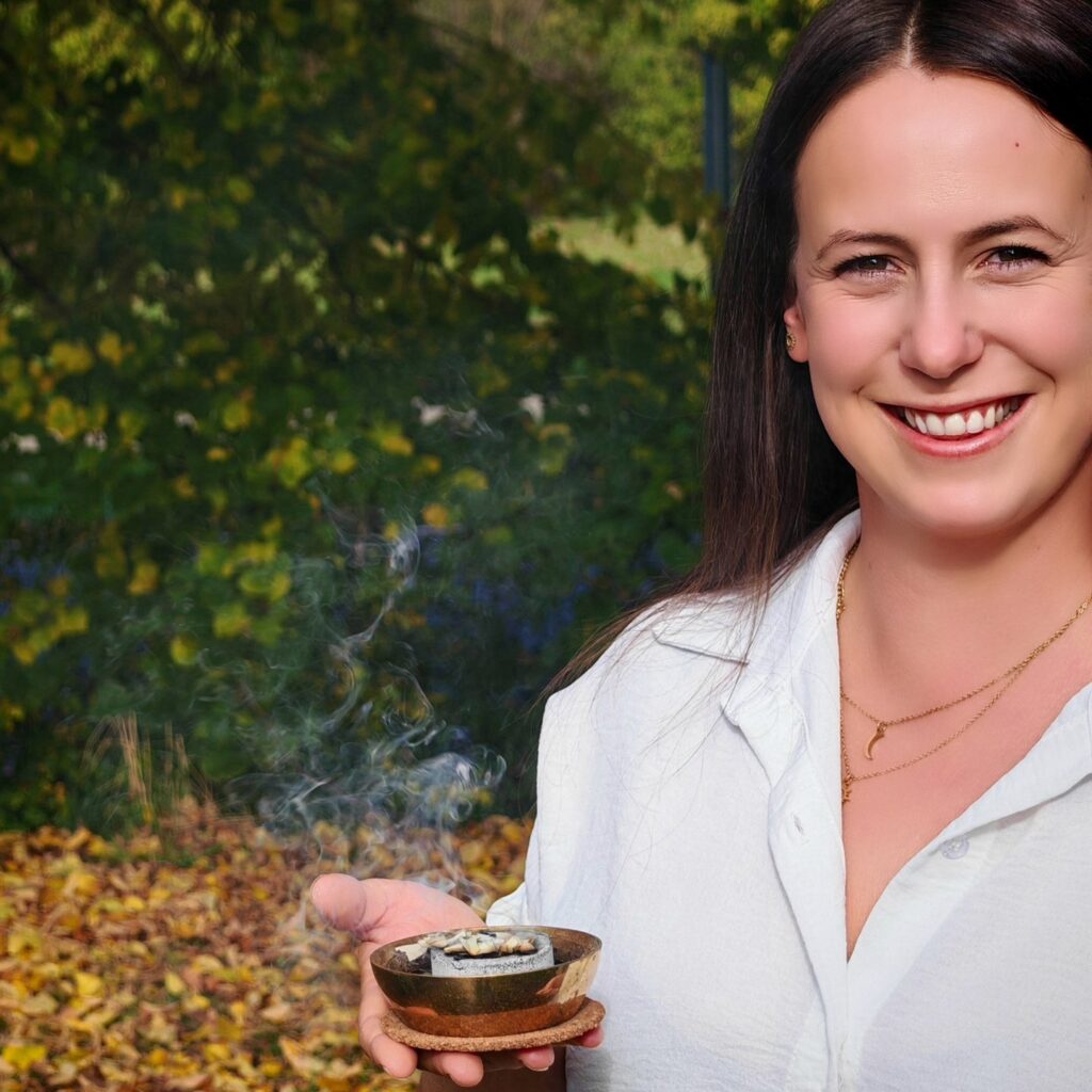 Andrea Herold mit Ru00e4ucherschale im herbstlichen Garten