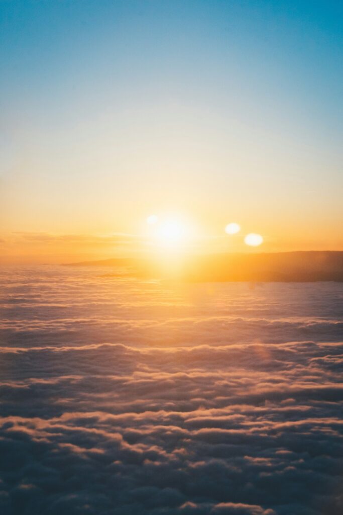 Warmer Sonnenaufgang u00fcber einem Meer aus Wolken